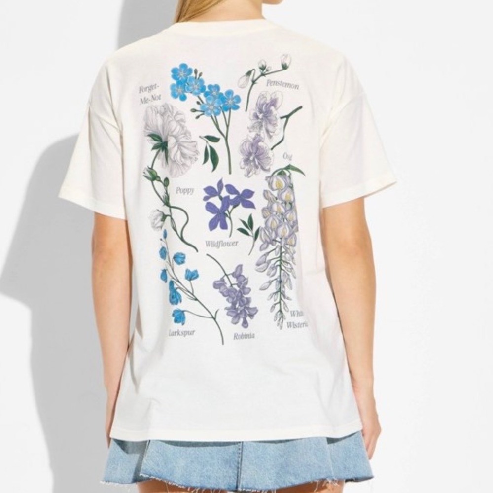Bridgerton Let Love Bloom Graphic T-Shirt Cream Floral Botanical Netflix Small - Picture 7 of 7